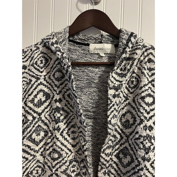 Women’s Open Cardigan By Daniel Rainn Size 1X Long Back And White Geometric - Picture 3 of 6